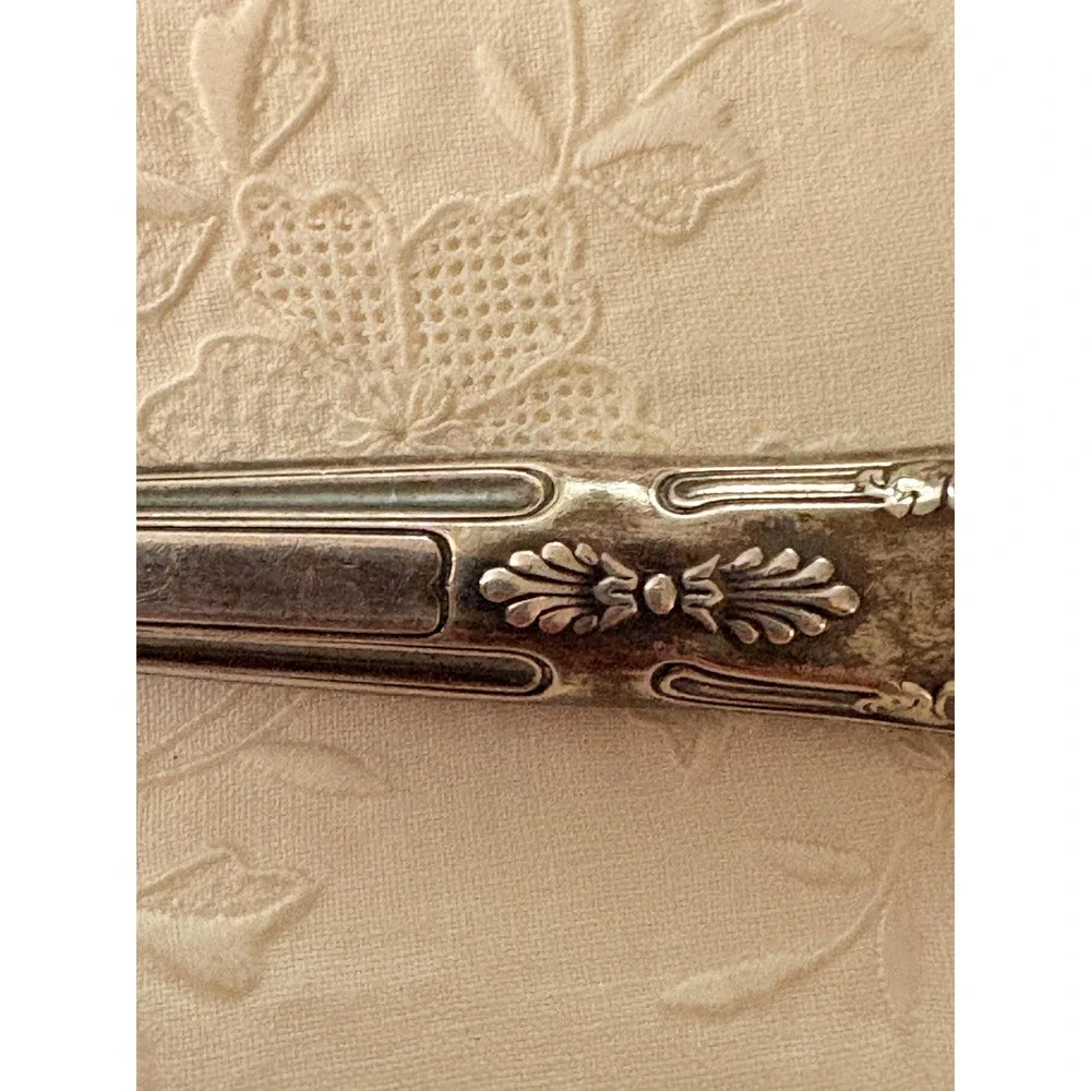 Vintage Viners of Sheffield Stainless Butter Knife England Shell‎ Floral Handle